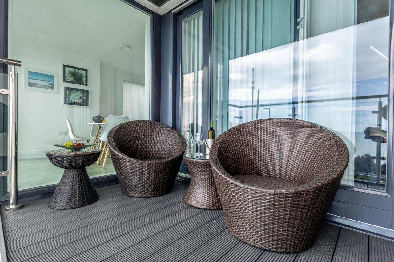 Seaview West Coast - Exceptional - 2 Bedrooms Sleeps 5 -Stunning Sea Views - 500 Metres To Beach Bournemouth Exterior photo